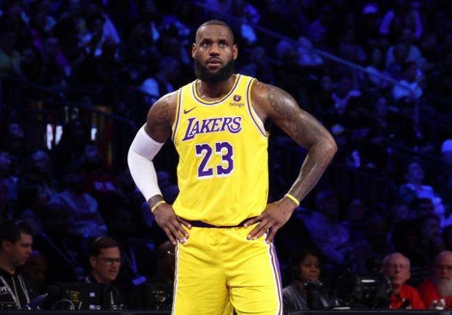 开云体育在线-湖人客场险胜国王，詹皇广场+庆祝