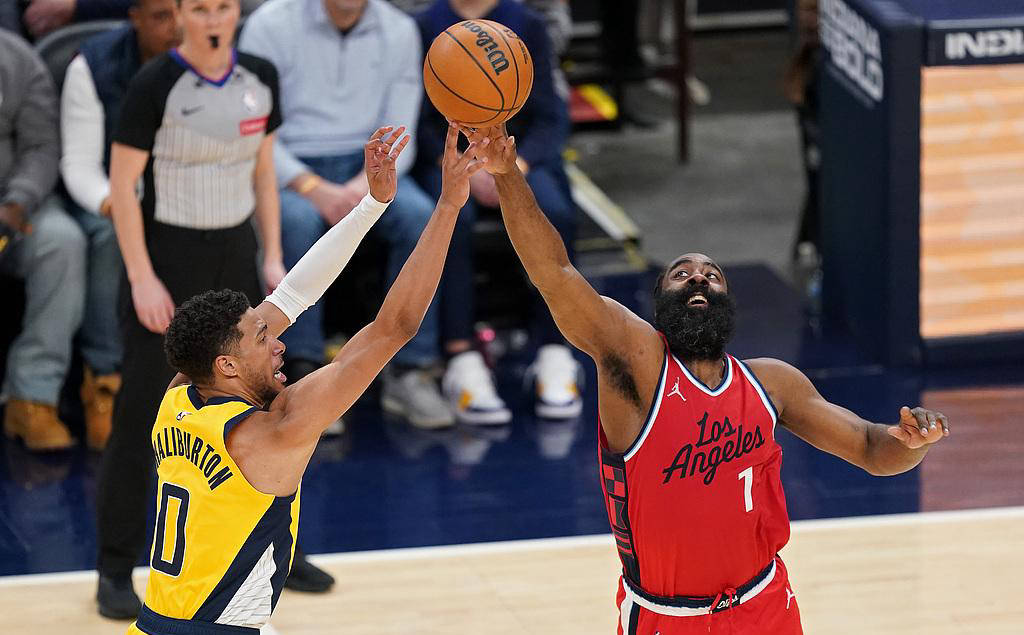 快船队员力挽狂澜在比赛中取得胜利