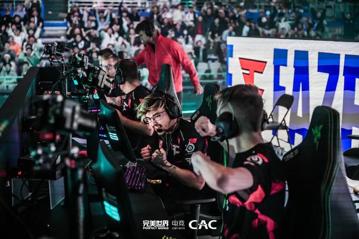 关于FaZeClan夺下首局Bo5，NiKo狙击手段夺目的信息