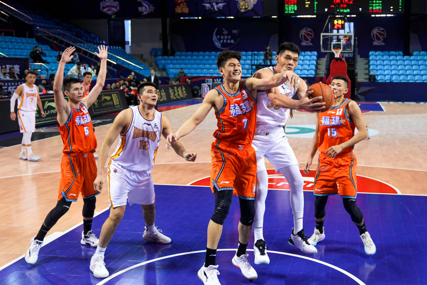 福建稀有队在比赛中展现出了绝佳合作