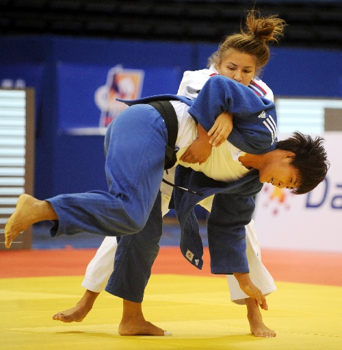 开云平台-南非选手在柔道比赛中夺得金牌，成绩亮眼