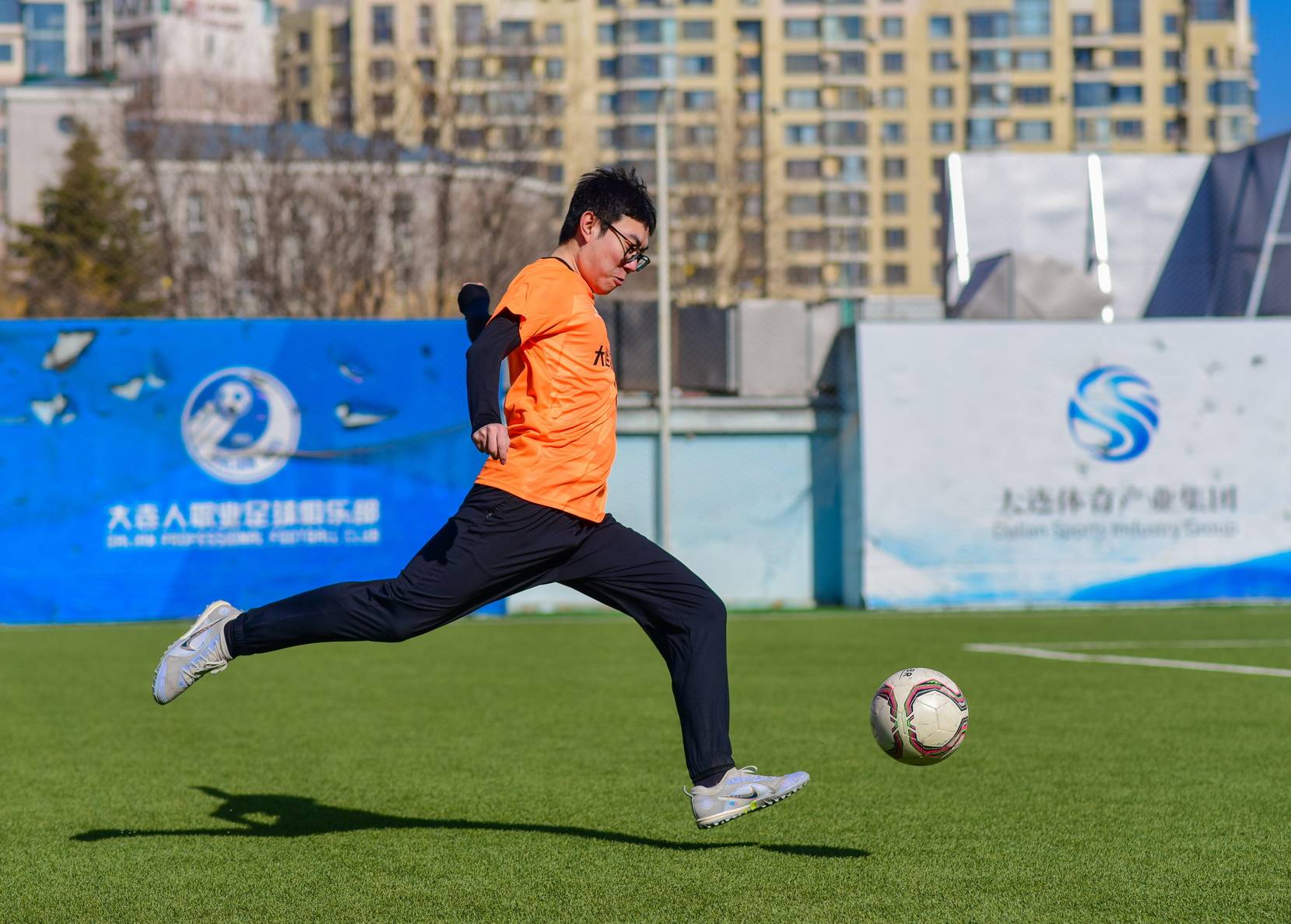 开云体育官方网站-关于足球职业联赛赛程紧密，球员们积极备战的信息