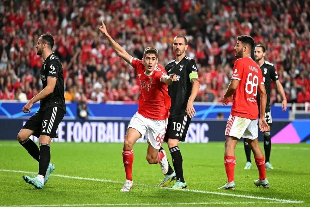 包含摩纳哥对圣埃蒂安展开激烈竞争的词条