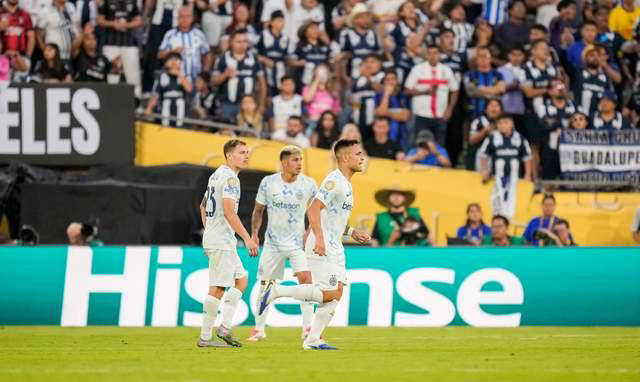 包含达姆施塔特在关键时刻赢得比赛的词条