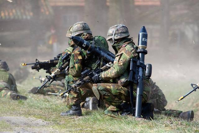 男子篮球比赛中，土耳其队与俄罗斯队激战