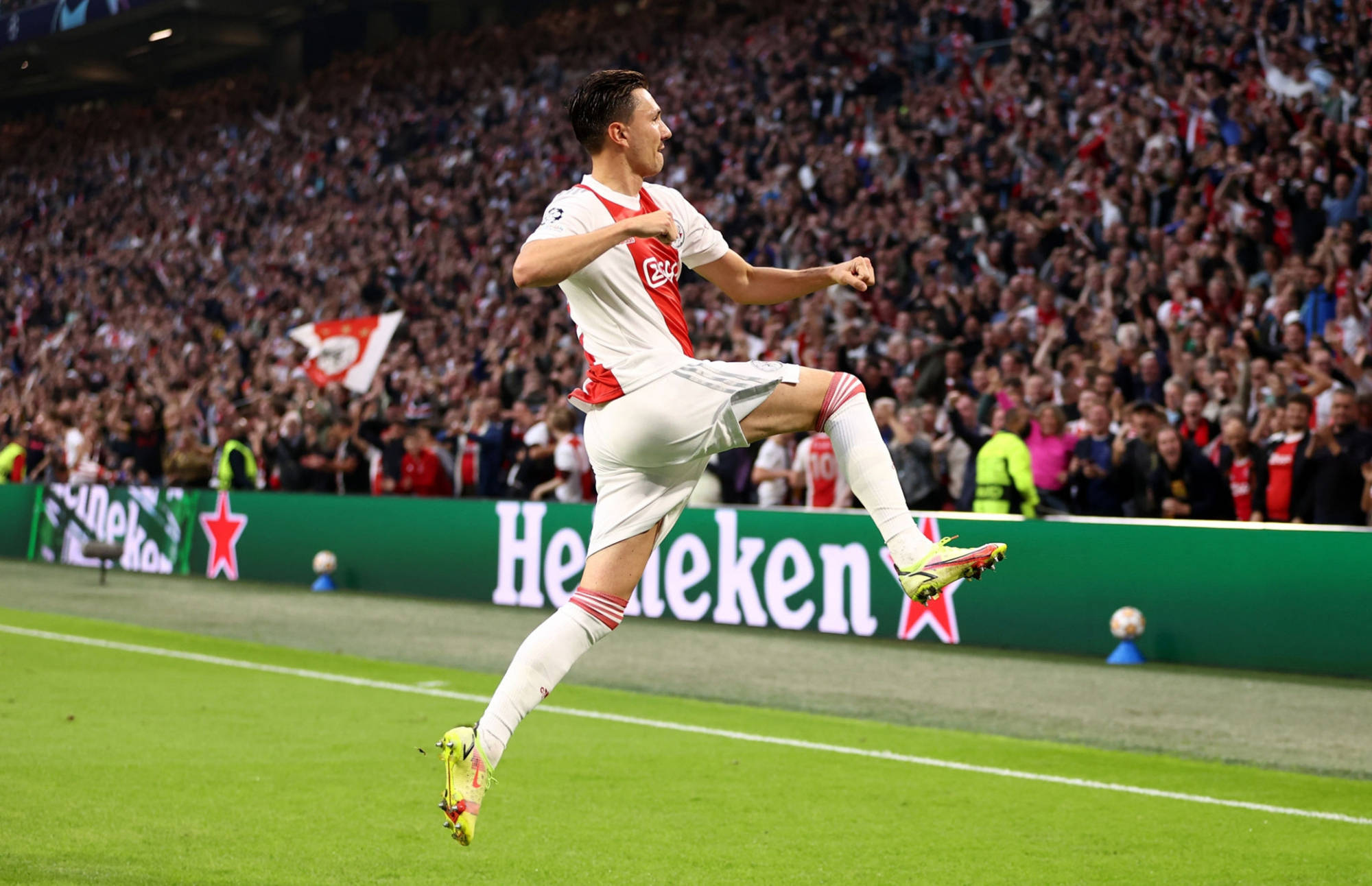 关于阿贾克斯客场失利，晋级前途堪忧的信息