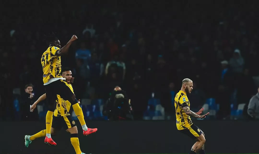 开云官网-AC米兰客场击败那不勒斯，坚守榜首位置的简单介绍