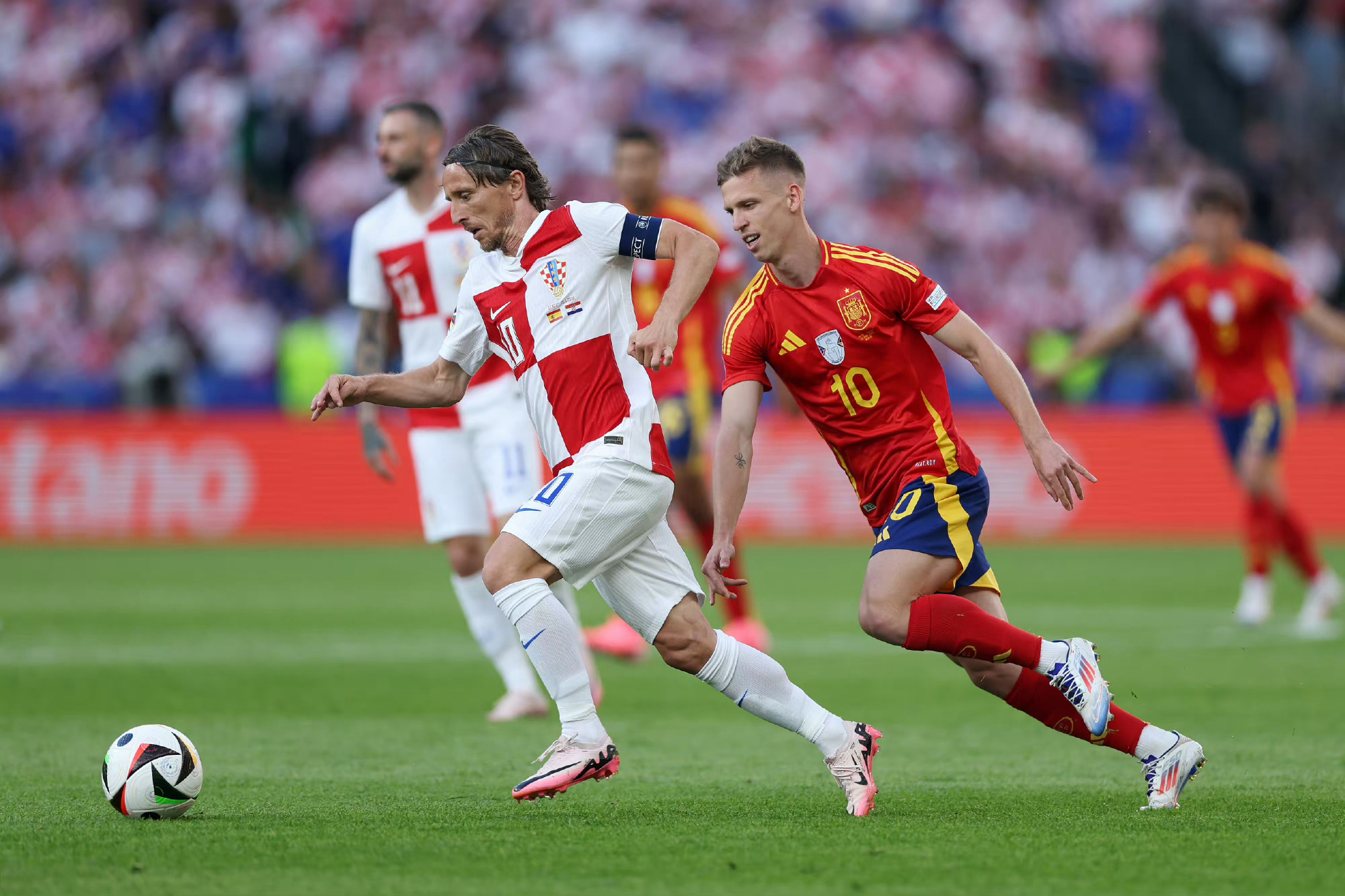 开云体育官网-乌克兰逆袭克罗地亚，惊险生还闯入欧洲杯八强的简单介绍