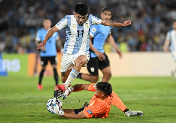 包含阿根廷中场发挥出色，展现出强大实力的词条