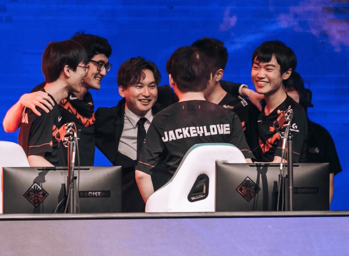 NS险胜TES，JackeyLove团战一打五小组赛3:1（北京）