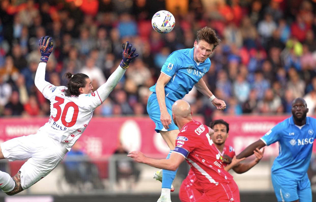 包含那不勒斯门将关键扑救，助球队险胜对手的词条