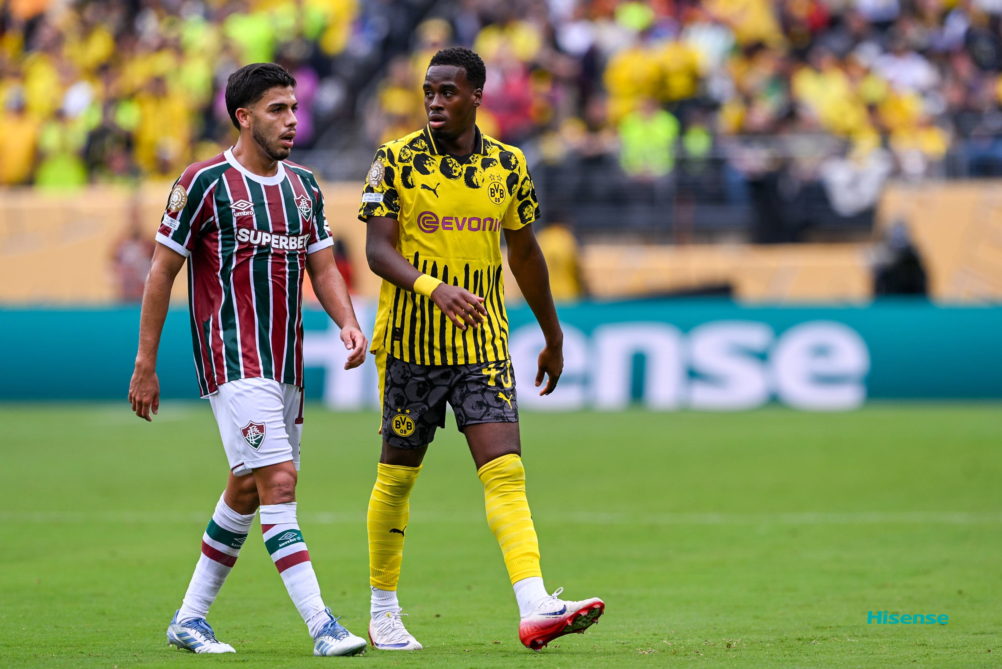 开云官网-国王球员踢倒对手，助球队赢得比赛