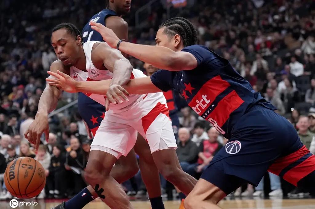 包含“猛龙坚守主场”——NBA精彩对决的词条