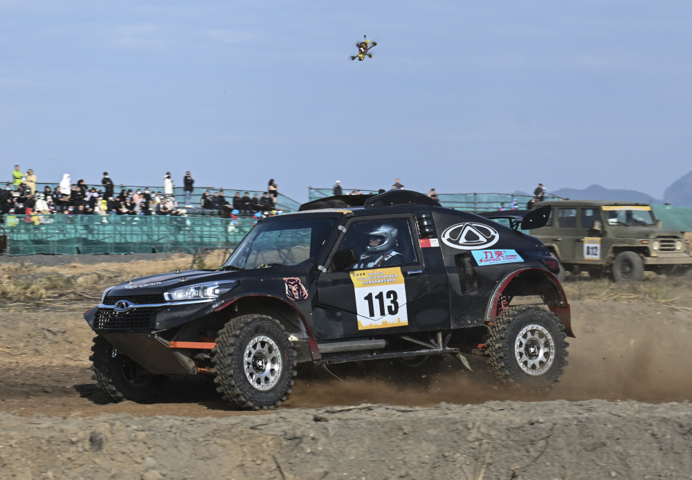 包含赛车决赛震撼开打，巅峰对决引爆全场的词条