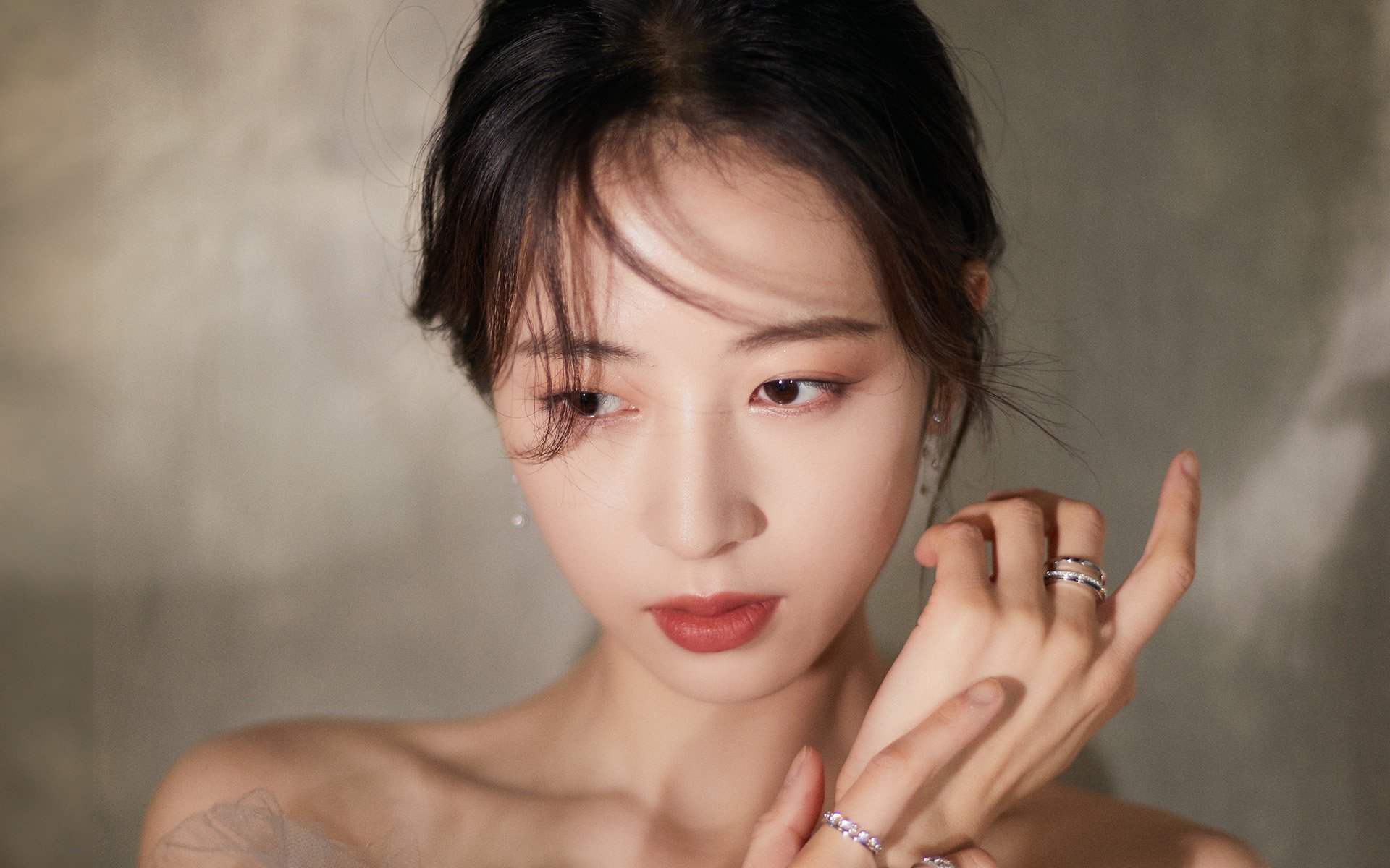 开云体育官网-赛场双城记，从绿茵场到硬木地板的英雄赞歌